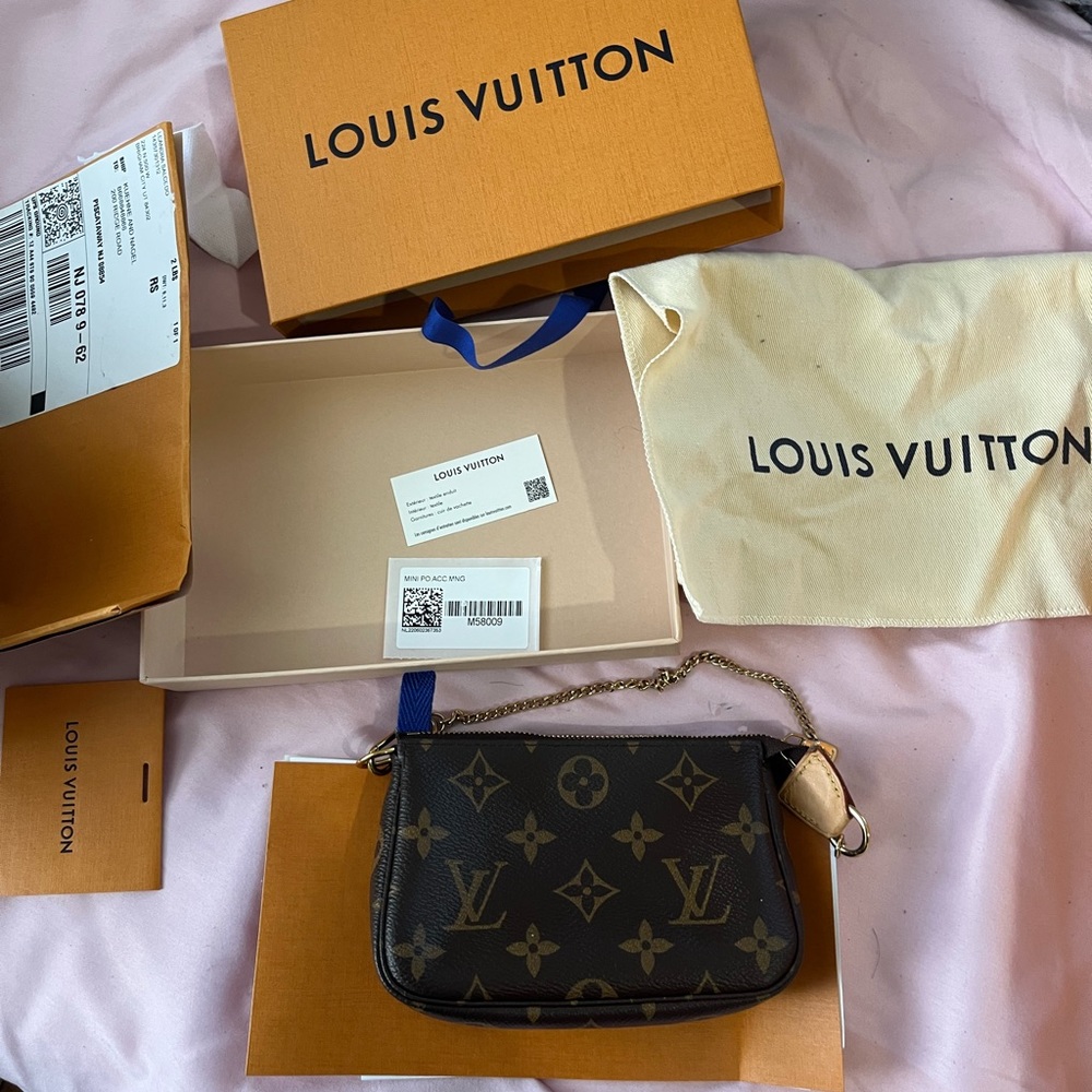 Louis Vuitton mini pochette